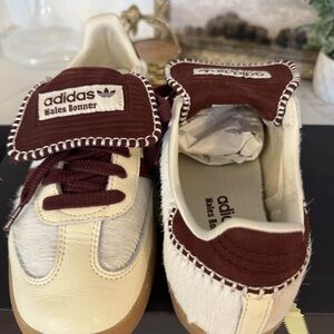 Adidas Sneakers in Cream and Burgundy